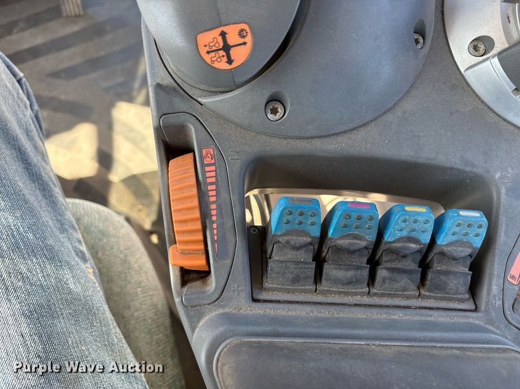 image for item EY9887 2013 Fendt 828 Vario MFWD tractor