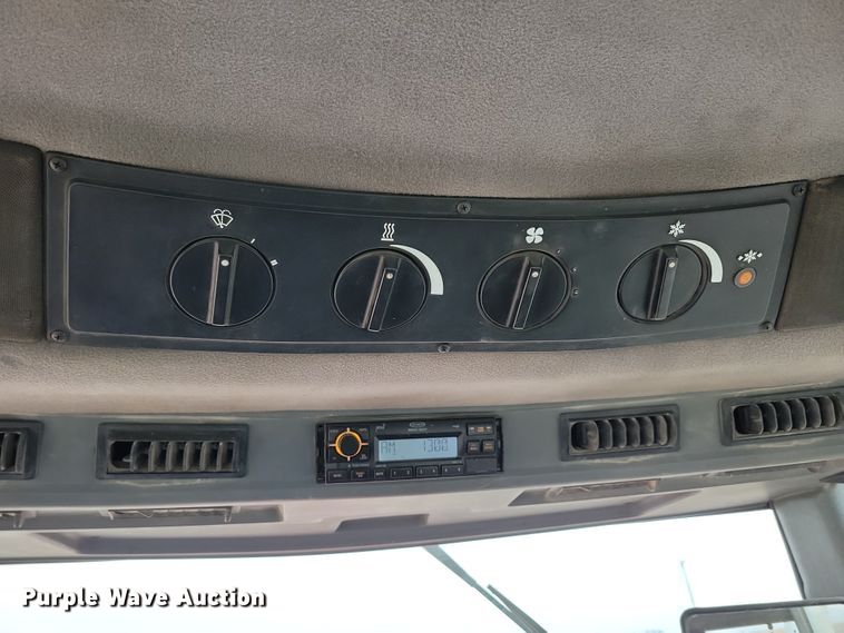 image for item NB9870 1992 Case 7150 Magnum MFWD tractor