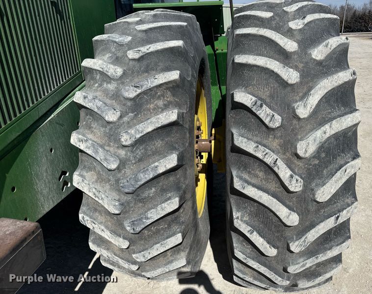 image for item NN9699 1991 John Deere 8760 4WD tractor