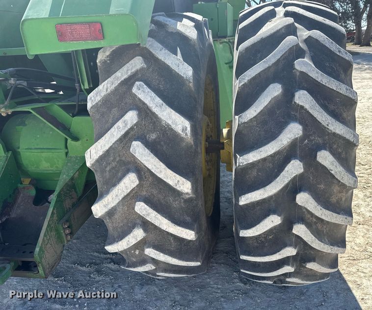 image for item NN9699 1991 John Deere 8760 4WD tractor