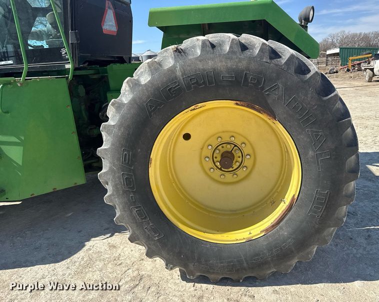 image for item NN9699 1991 John Deere 8760 4WD tractor