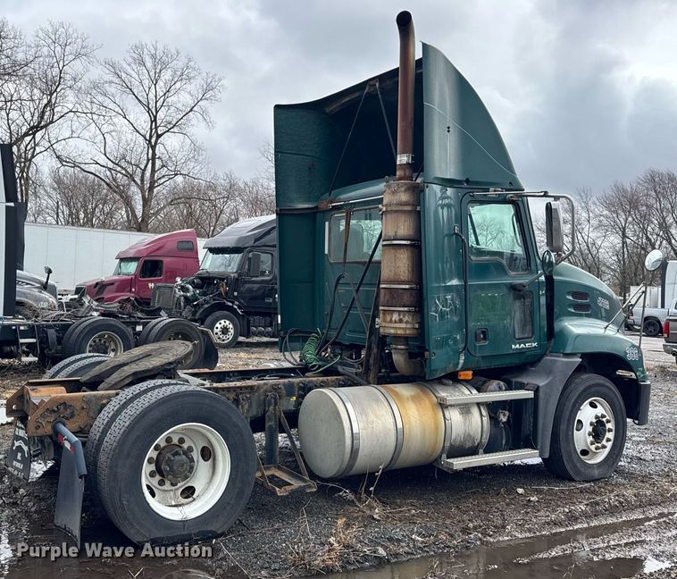 image for item DH9780 2009 Mack CXU612 semi truck