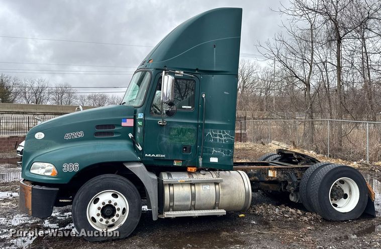 image for item DH9780 2009 Mack CXU612 semi truck