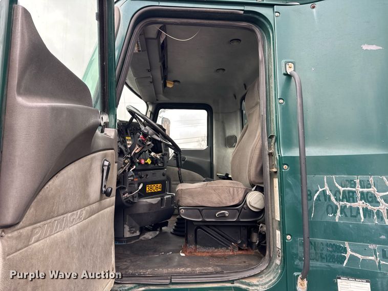 image for item DH9780 2009 Mack CXU612 semi truck