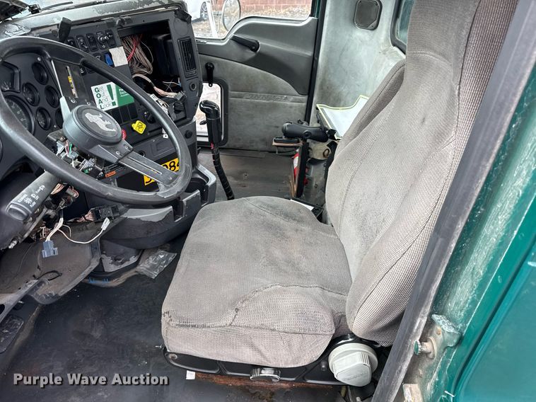 image for item DH9780 2009 Mack CXU612 semi truck