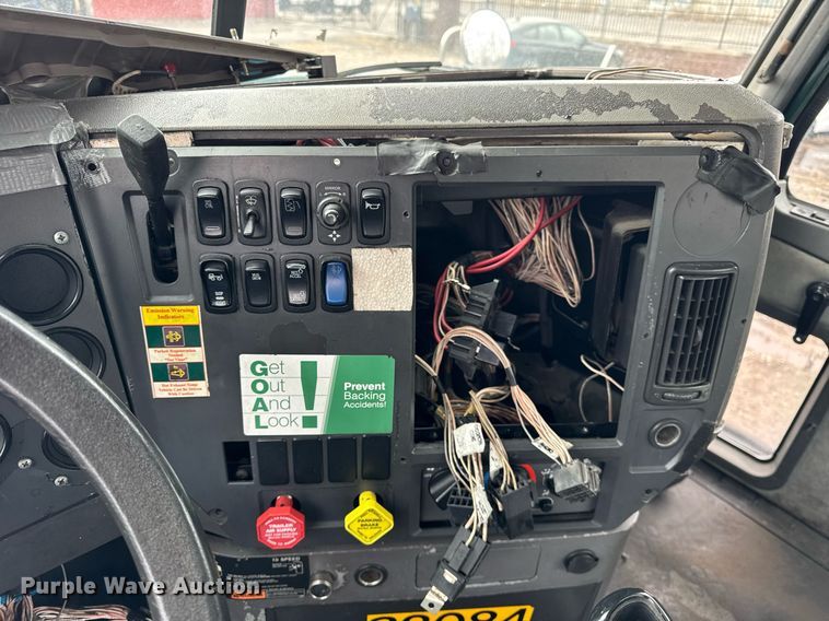 image for item DH9780 2009 Mack CXU612 semi truck