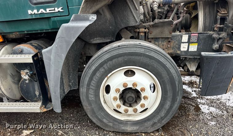 image for item DH9780 2009 Mack CXU612 semi truck