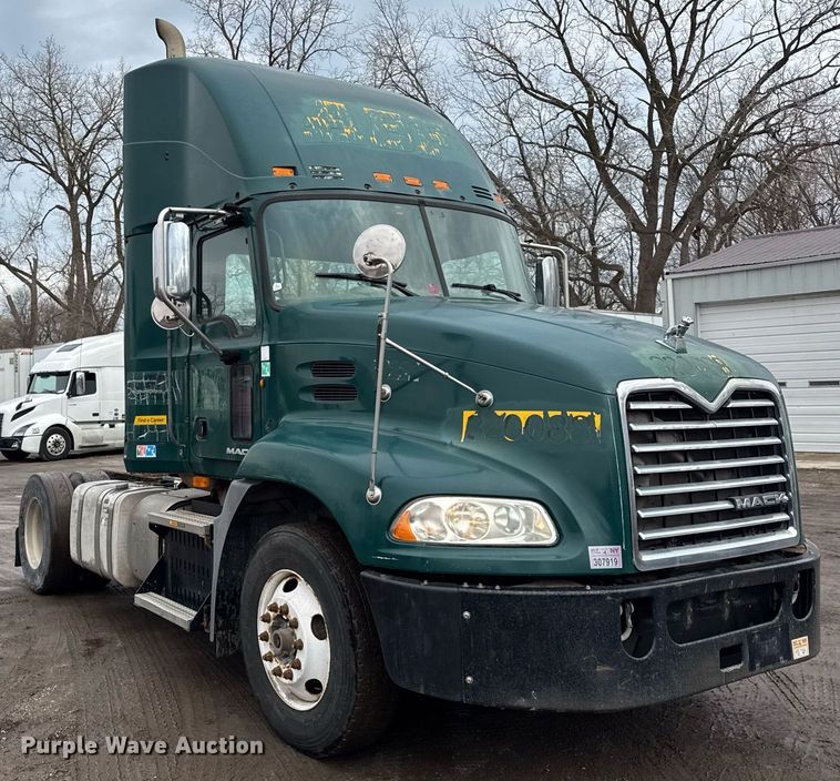 image for item DH9781 2013 Mack CXU612 semi truck