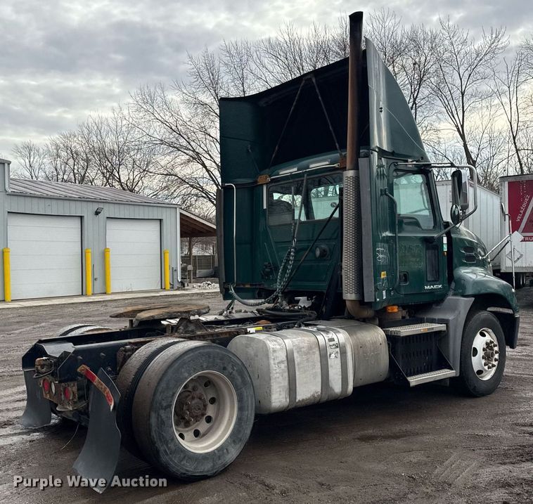 image for item DH9781 2013 Mack CXU612 semi truck