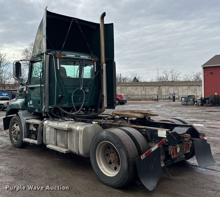 image for item DH9781 2013 Mack CXU612 semi truck