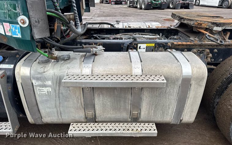 image for item DH9781 2013 Mack CXU612 semi truck