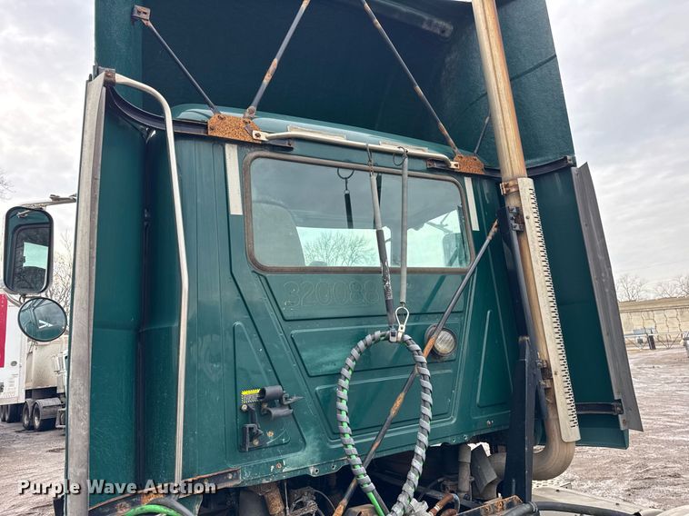 image for item DH9781 2013 Mack CXU612 semi truck