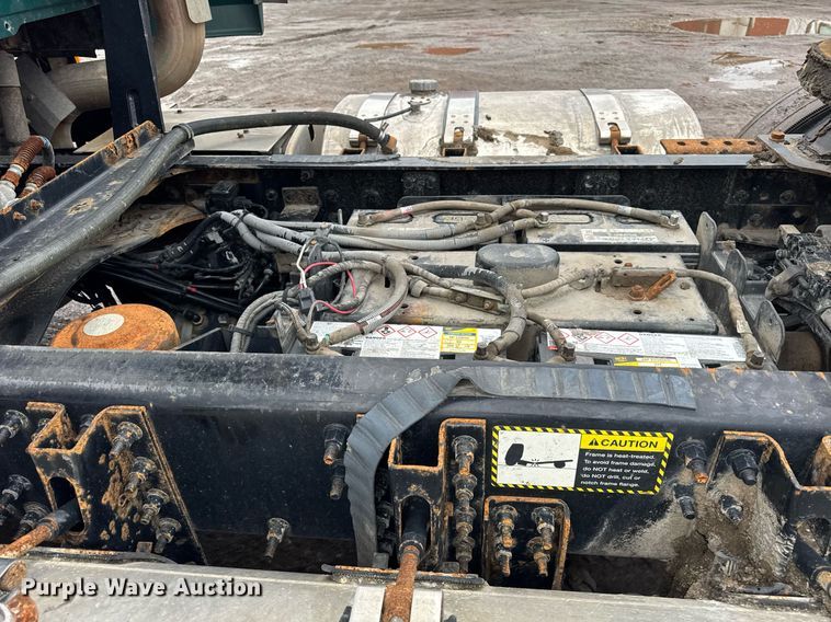 image for item DH9781 2013 Mack CXU612 semi truck