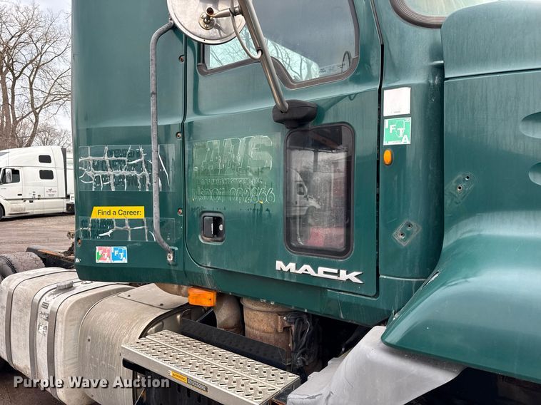 image for item DH9781 2013 Mack CXU612 semi truck