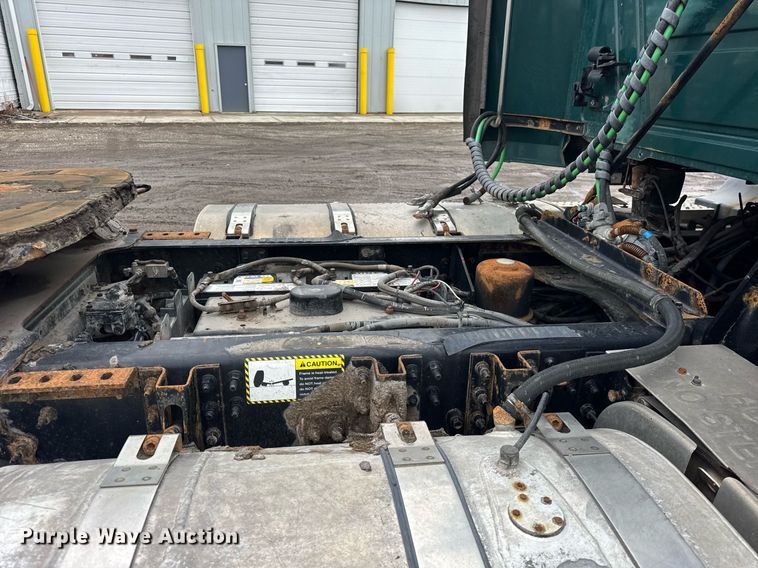 image for item DH9781 2013 Mack CXU612 semi truck