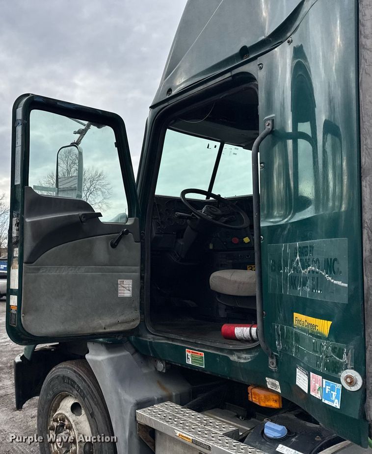 image for item DH9781 2013 Mack CXU612 semi truck