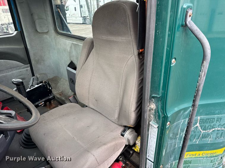 image for item DH9781 2013 Mack CXU612 semi truck