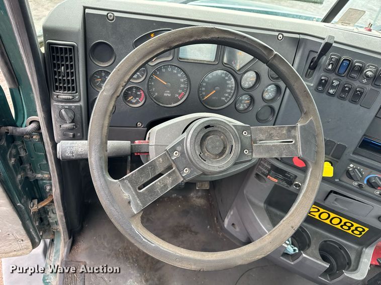 image for item DH9781 2013 Mack CXU612 semi truck