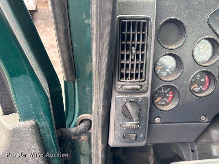 image for item DH9781 2013 Mack CXU612 semi truck