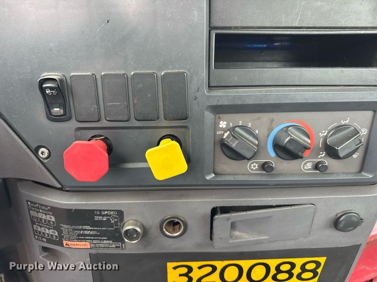 image for item DH9781 2013 Mack CXU612 semi truck