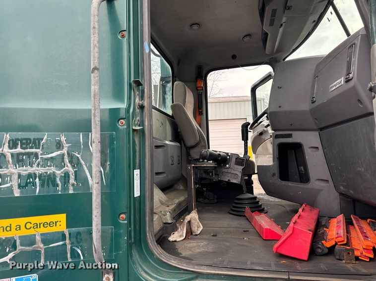 image for item DH9781 2013 Mack CXU612 semi truck