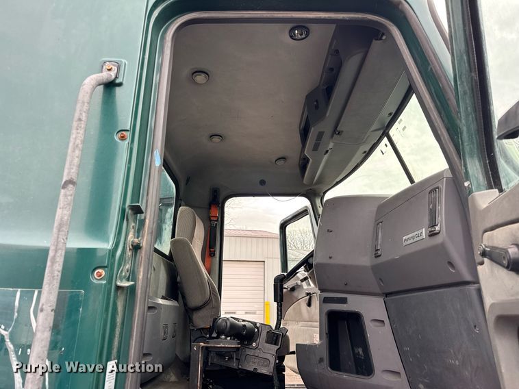 image for item DH9781 2013 Mack CXU612 semi truck