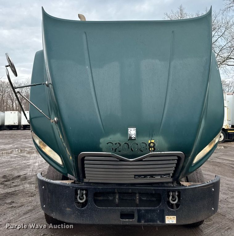 image for item DH9781 2013 Mack CXU612 semi truck