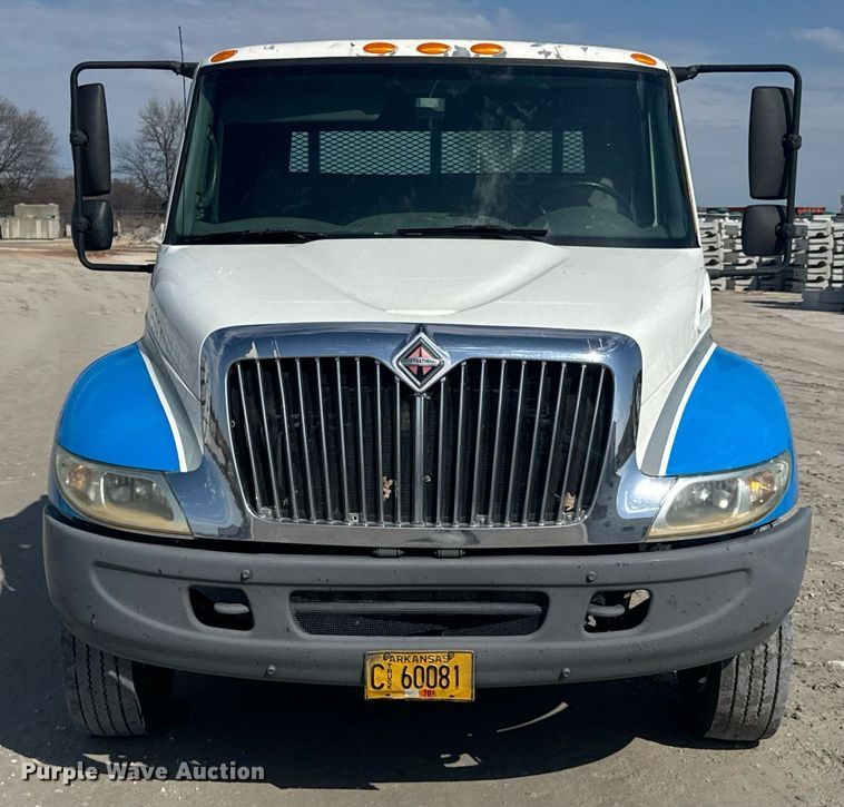 image for item DO0422 2004 International 4300 flatbed truck