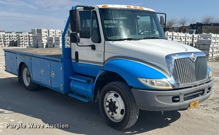 image for item DO0422 2004 International 4300 flatbed truck