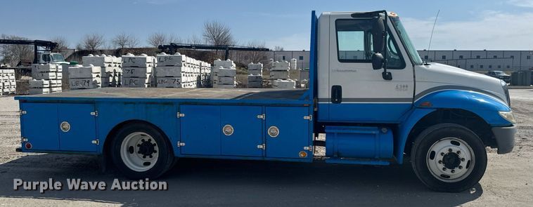image for item DO0422 2004 International 4300 flatbed truck