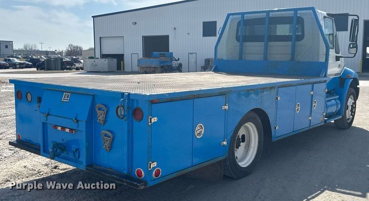image for item DO0422 2004 International 4300 flatbed truck