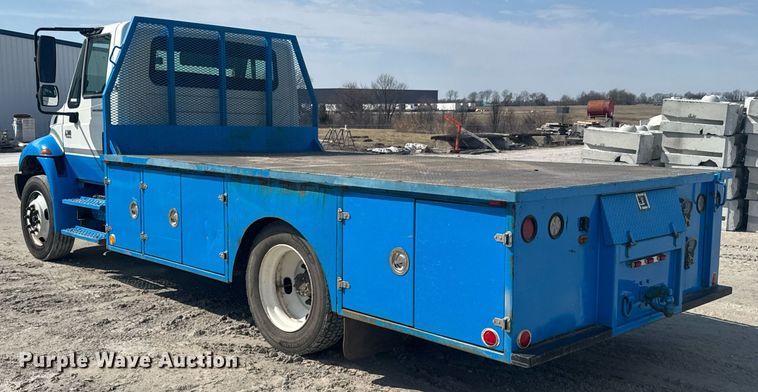 image for item DO0422 2004 International 4300 flatbed truck