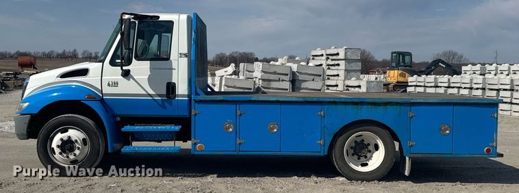 image for item DO0422 2004 International 4300 flatbed truck