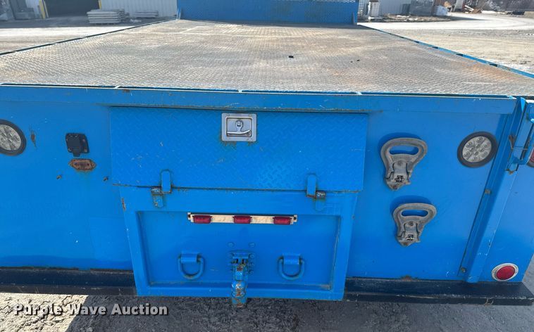 image for item DO0422 2004 International 4300 flatbed truck