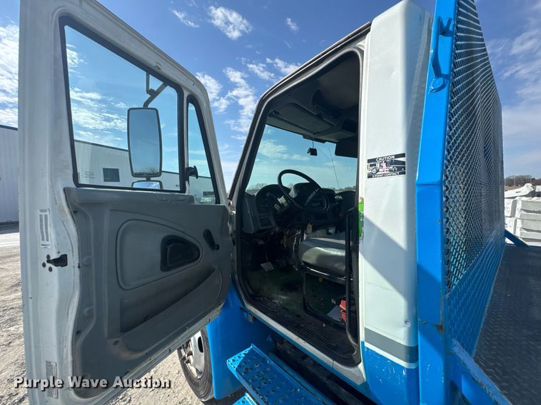 image for item DO0422 2004 International 4300 flatbed truck