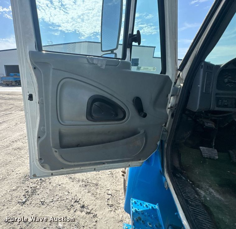 image for item DO0422 2004 International 4300 flatbed truck