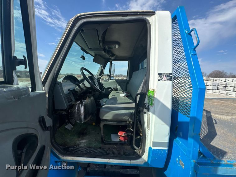 image for item DO0422 2004 International 4300 flatbed truck