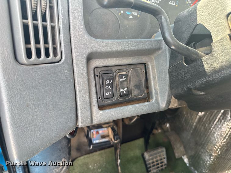 image for item DO0422 2004 International 4300 flatbed truck