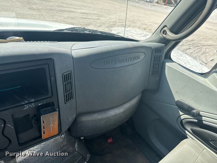 image for item DO0422 2004 International 4300 flatbed truck