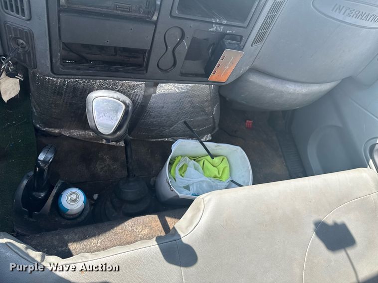 image for item DO0422 2004 International 4300 flatbed truck