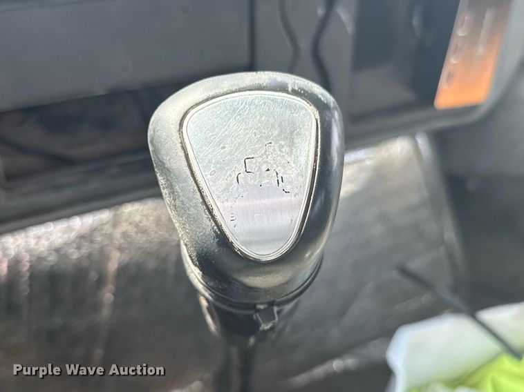 image for item DO0422 2004 International 4300 flatbed truck