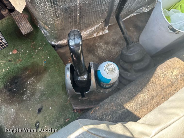 image for item DO0422 2004 International 4300 flatbed truck