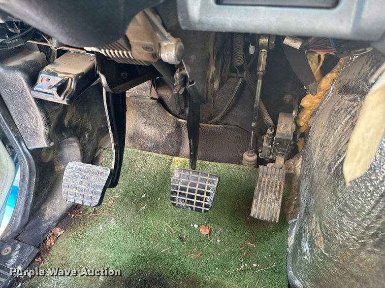 image for item DO0422 2004 International 4300 flatbed truck