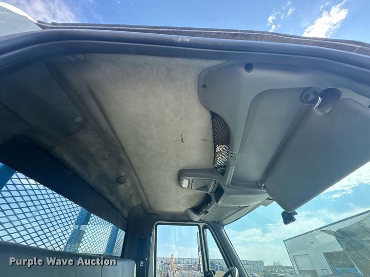 image for item DO0422 2004 International 4300 flatbed truck