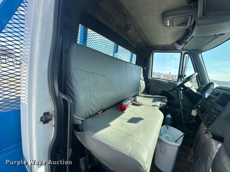 image for item DO0422 2004 International 4300 flatbed truck