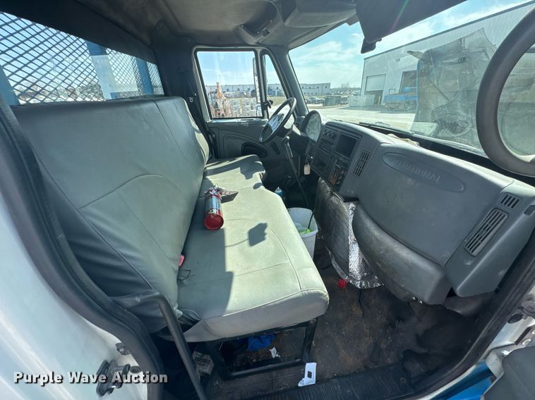 image for item DO0422 2004 International 4300 flatbed truck