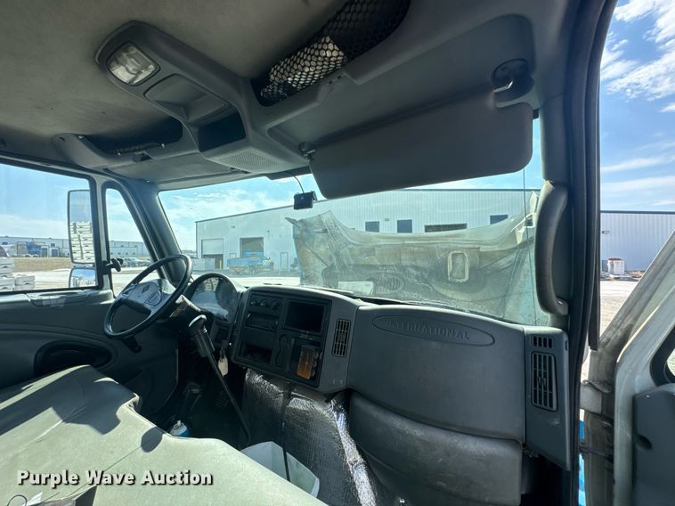 image for item DO0422 2004 International 4300 flatbed truck