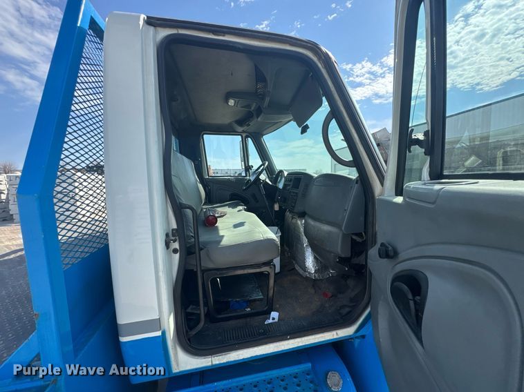 image for item DO0422 2004 International 4300 flatbed truck