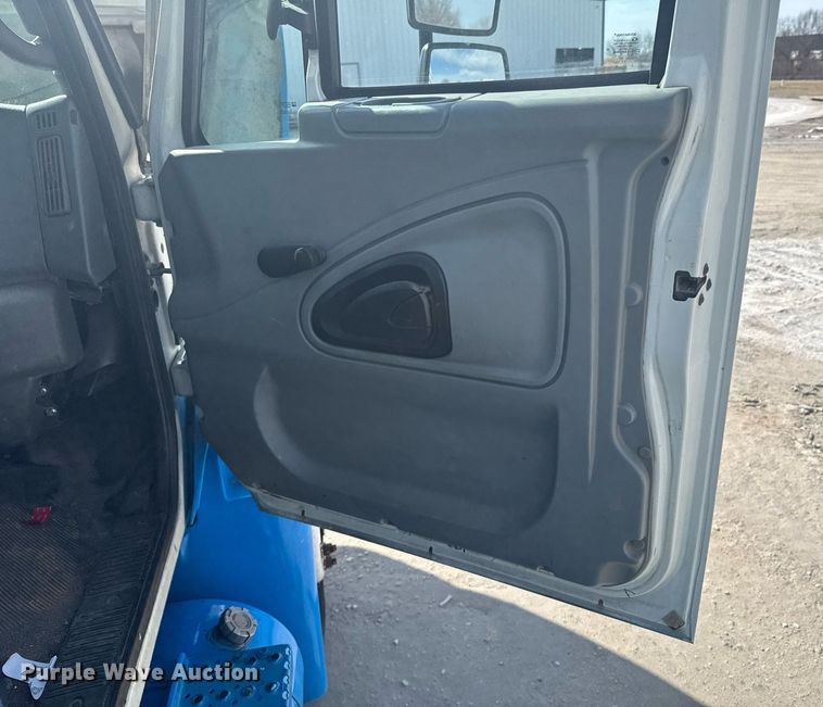 image for item DO0422 2004 International 4300 flatbed truck