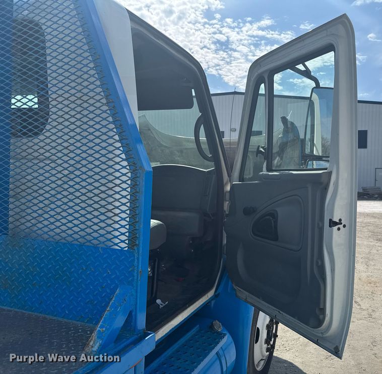 image for item DO0422 2004 International 4300 flatbed truck